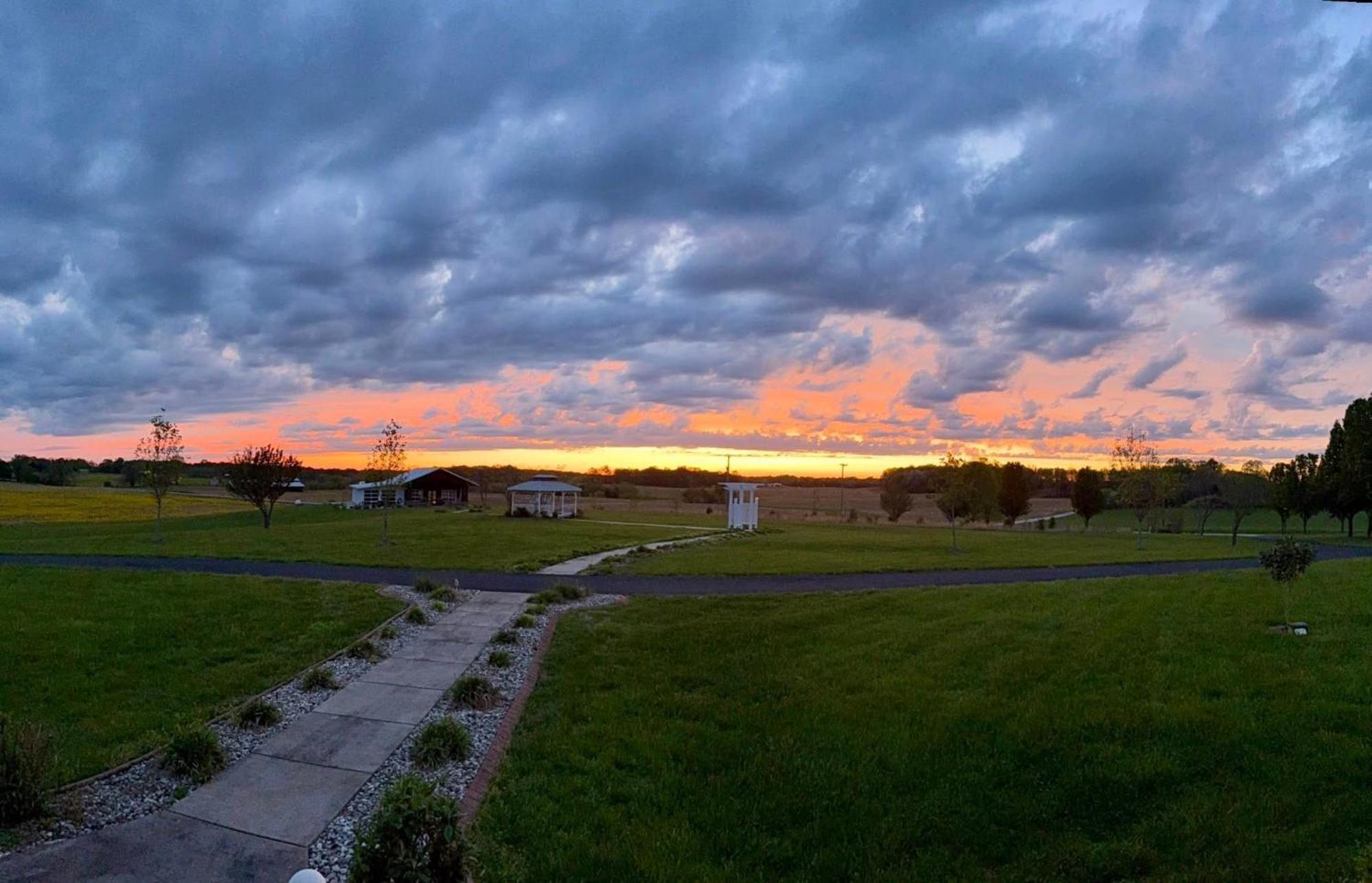 Barren Breeze Bed And Breakfast Lucas Bagian luar foto